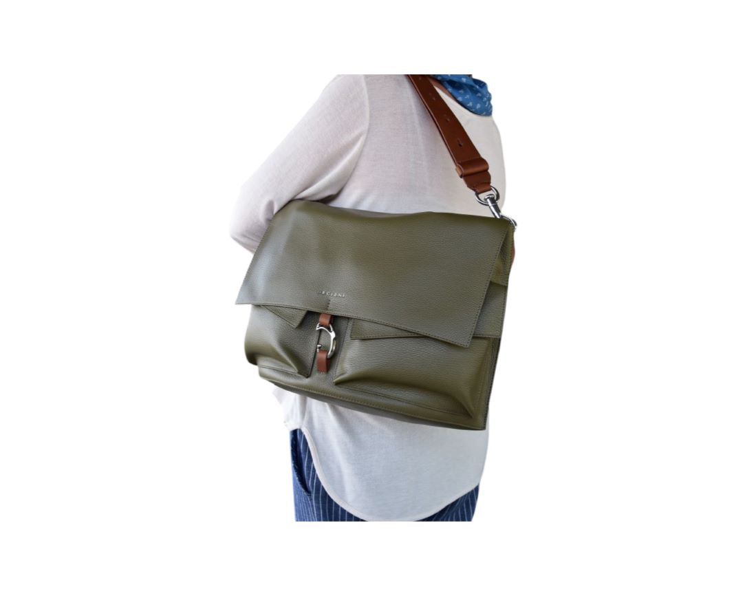 Scout Schultertasche Olive aus Glattleder