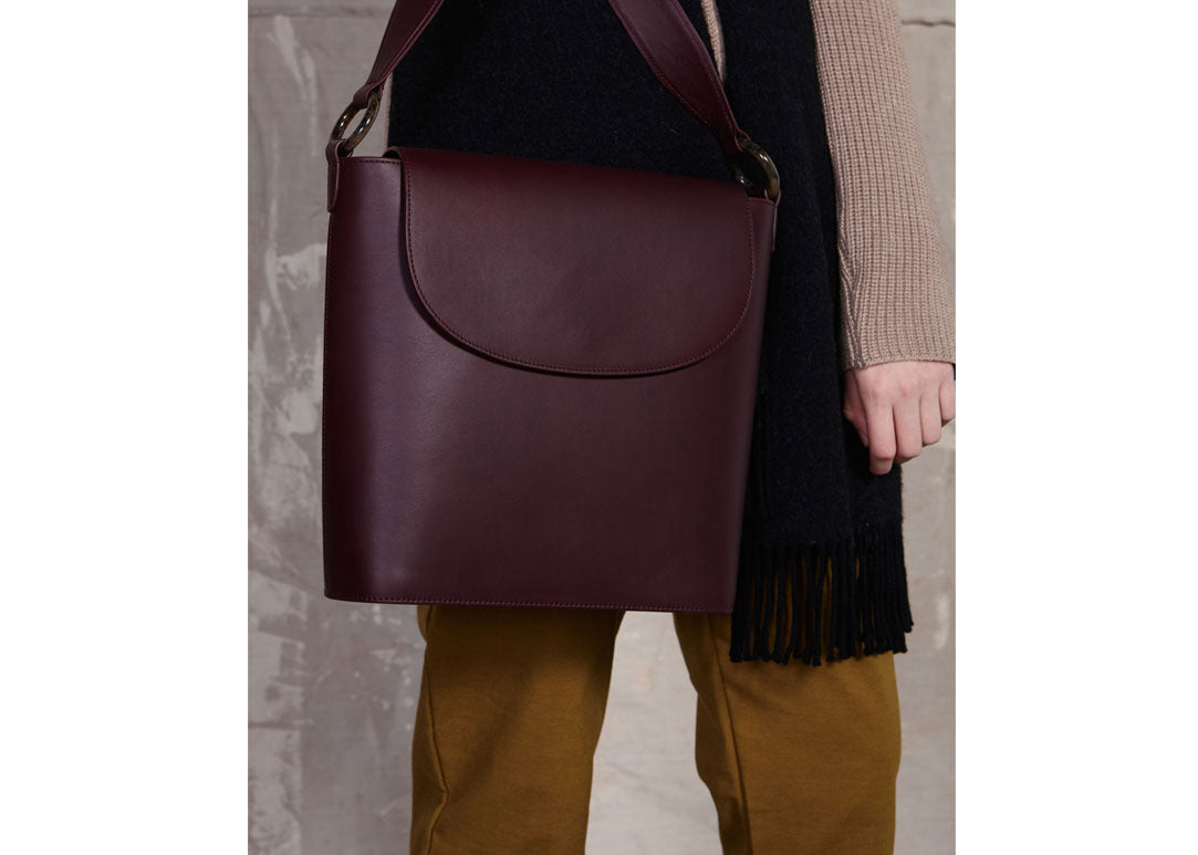 Luca Schultertasche Plum aus Glattleder