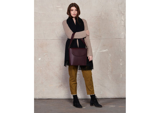 Luca Schultertasche Plum aus Glattleder